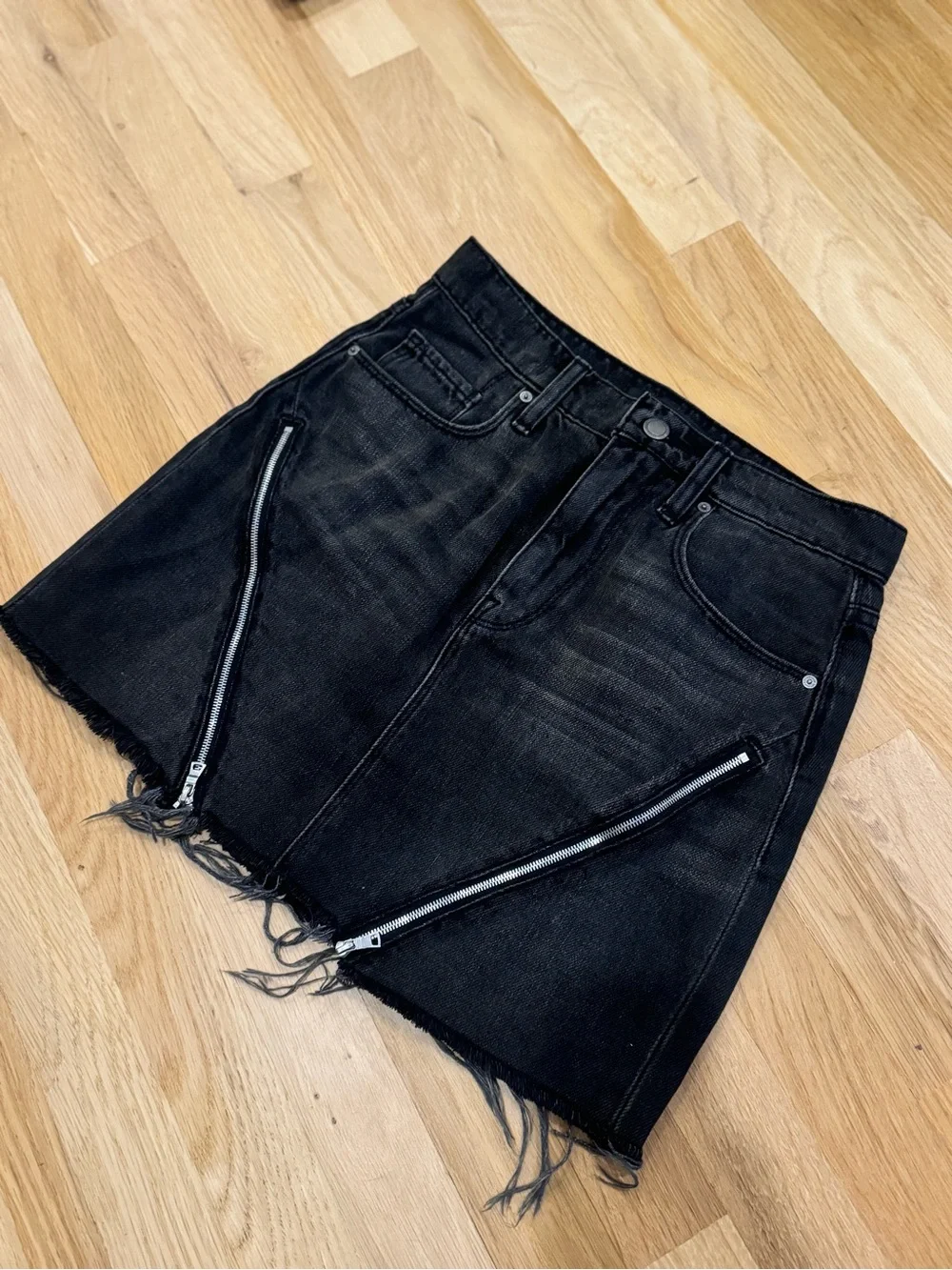 Hudson Jeans Black Denim Skirt with Subtle Stitching Size 25